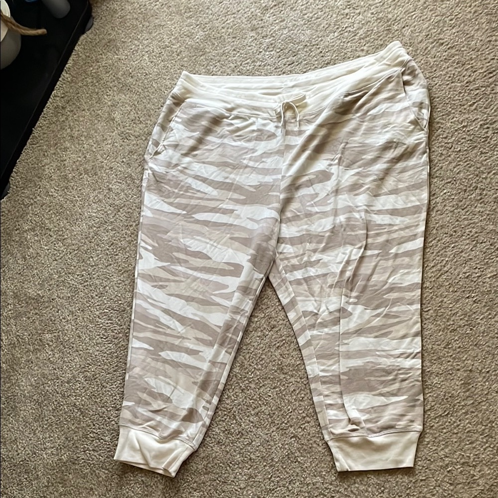 Jockey Beige/Cream Camouflage Cropped Leggings